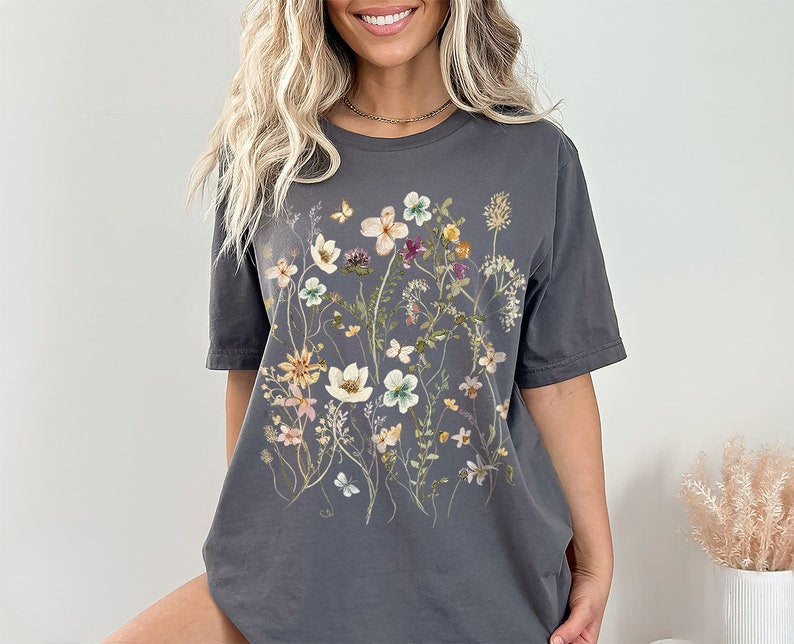 T-Shirt mit gepressten Blumen, Boho-Wildblumen-Shirt