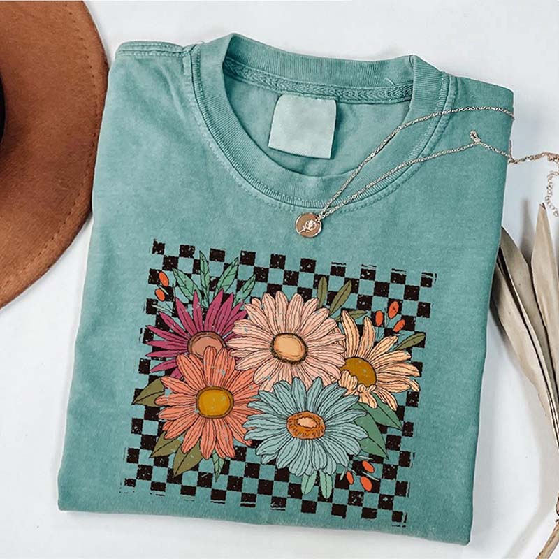 Retro Checkered Flowers Cute T-Shirt