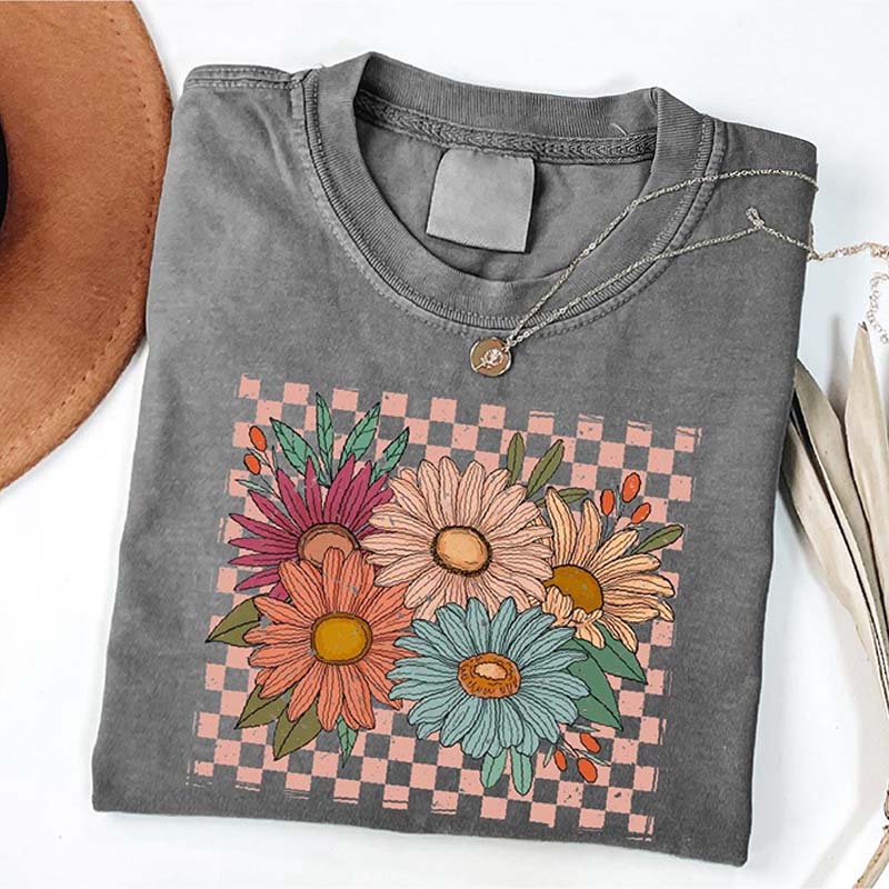 Retro Checkered Flowers Cute T-Shirt