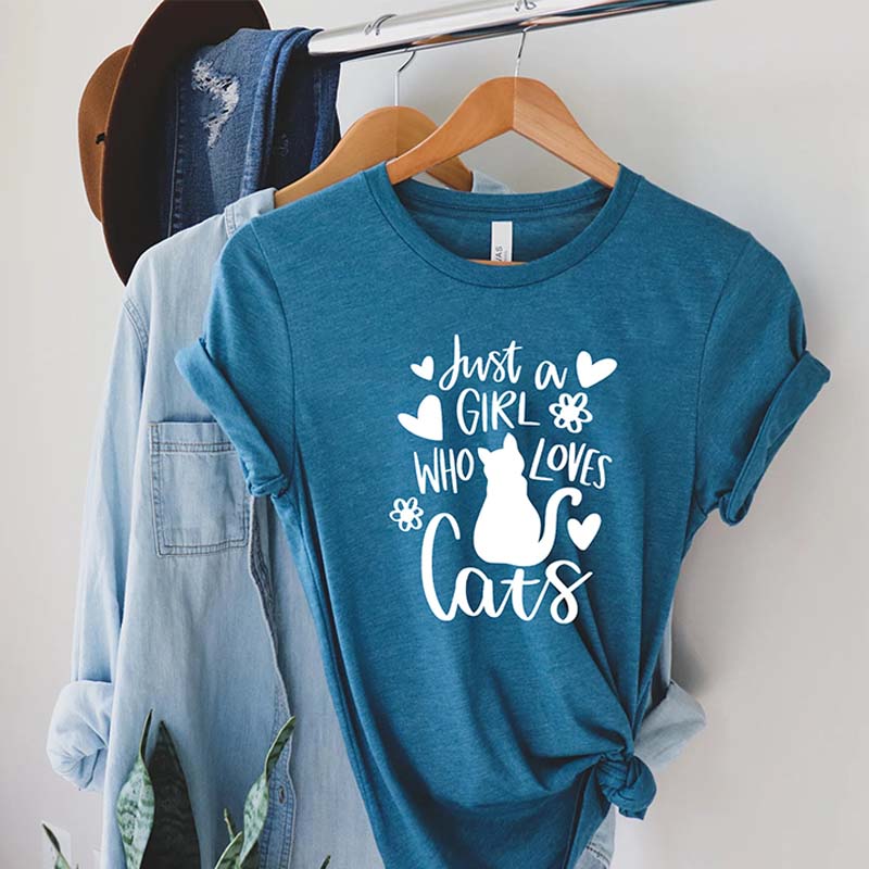 Just A Girl Who Loves Cats T-Shirt