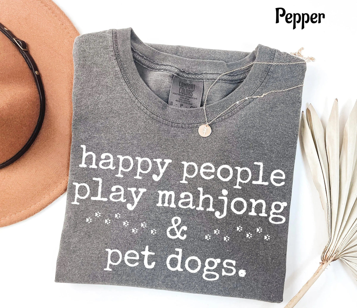 Comfort Happy People Play Mahjong&Pet Dogs T-Shirt