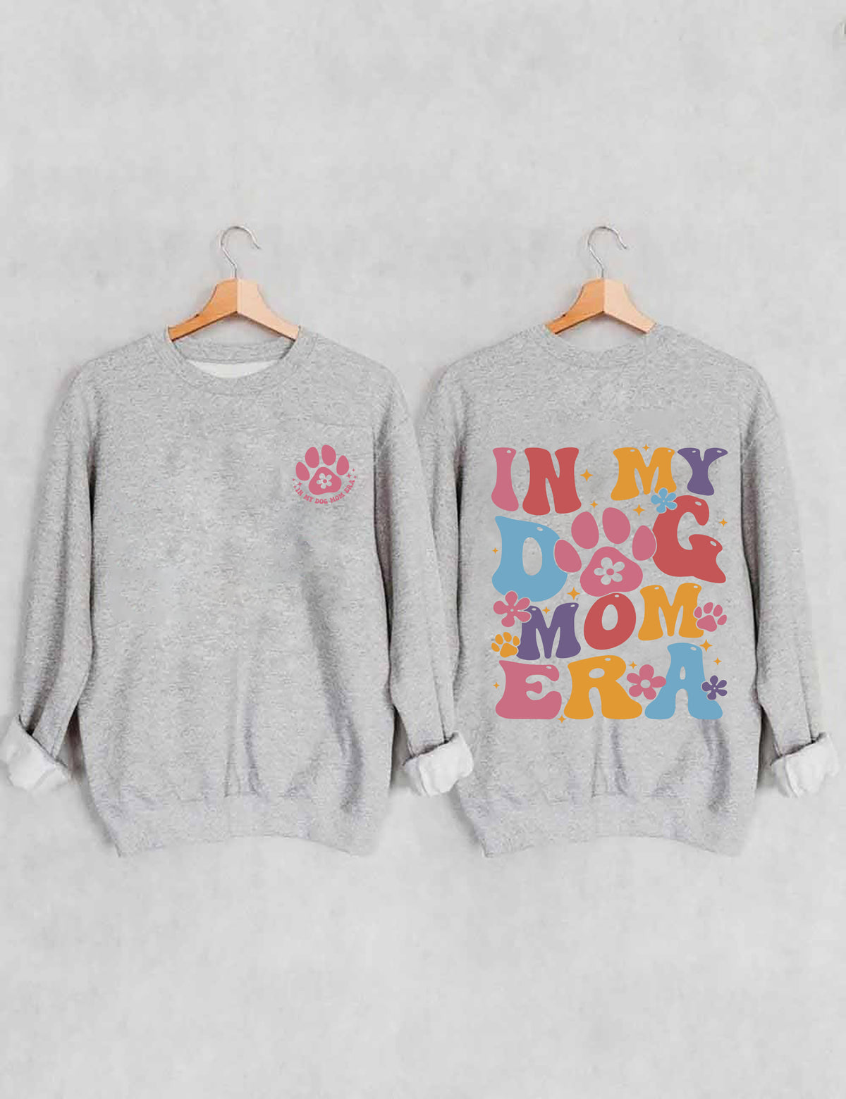 In meinem Hundemama-Ära-Sweatshirt 