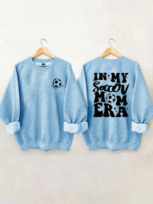 In meinem Fußball-Mama-Ära-Sweatshirt 