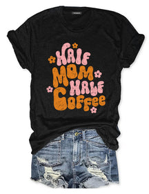 T-Shirt „Half Mom, Half Coffee“. 