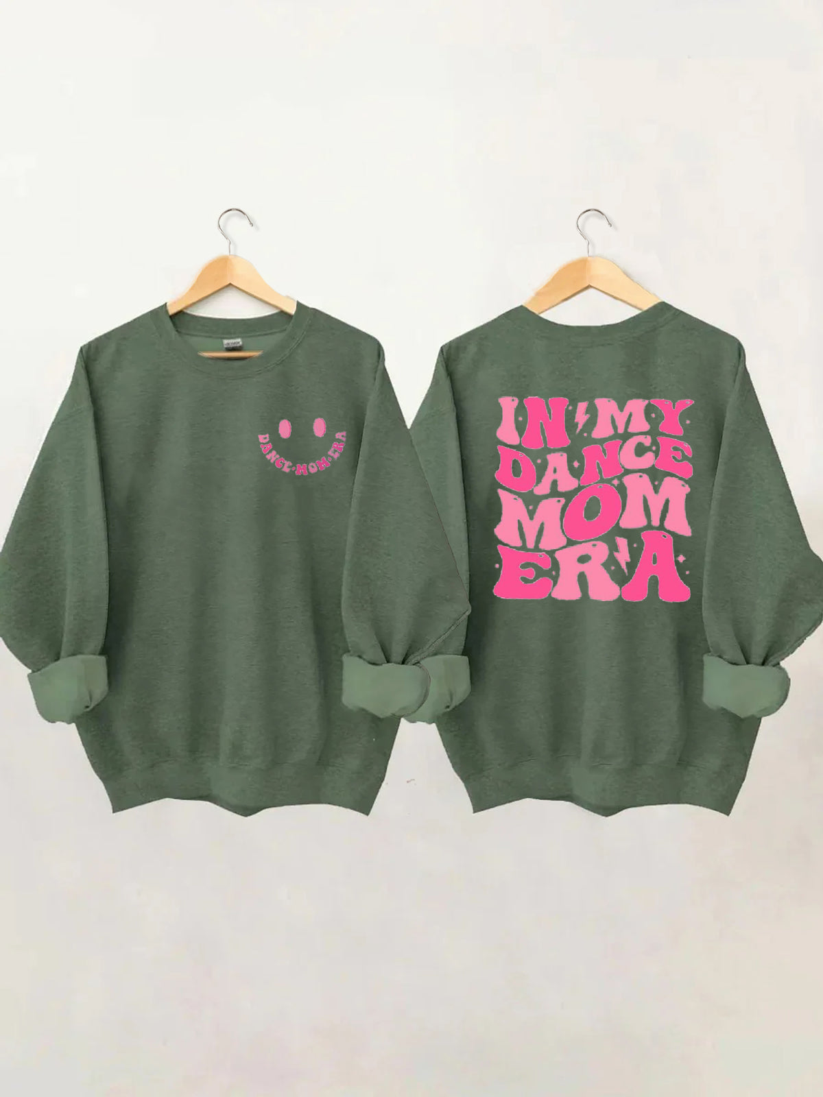 In meinem Dance Mom Era Sweatshirt 