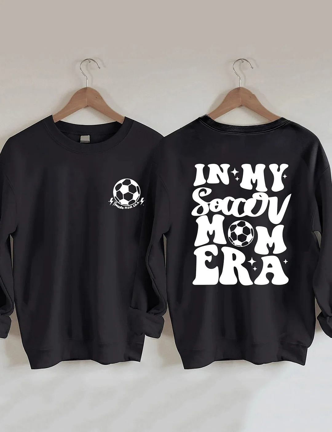 In meinem Fußball-Mama-Ära-Sweatshirt 